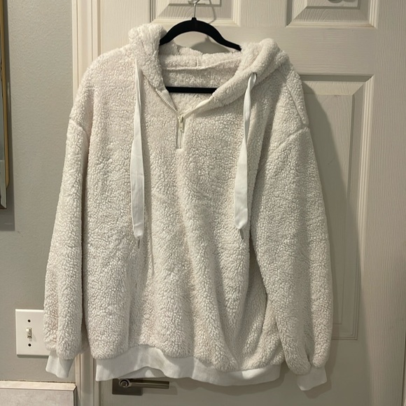 Women’s size large white fur hoodie. EUC - Picture 1 of 2